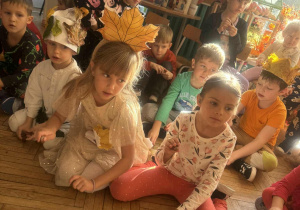 Dzieci grają na kasztanach