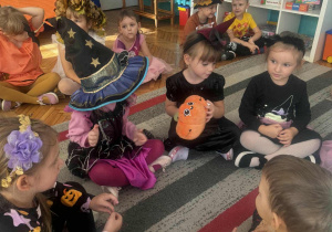 Dziewczynka trzyma dynię w rękach