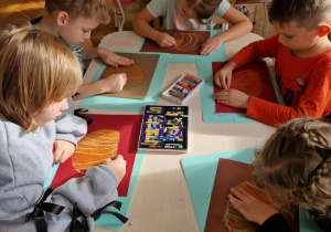 Dzieci pastelami rysują dynie