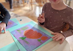 Dziewczynka z niebieskim palcem