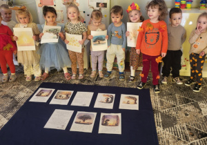 Dzieci z historyjką obrazkową