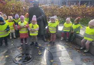 Dzieci przy pomniku harsmistrza Kamińskiego