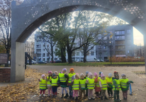 Dzieci pod bramą w aprku