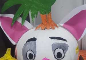 Dynia świnka z kogutem na głowie