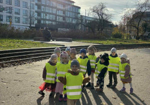 Dzieci przed pomnikiem harcmistrza Kamińskiego