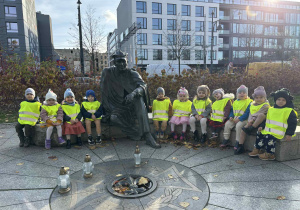 Dzieci wokół pomnika harcmistrza Kamińskiego