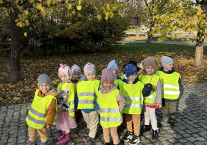 Dzieci wracające parkiem do przedszkola