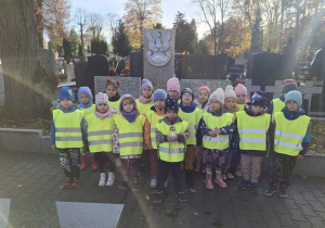 Dzieci przed pomnikiem AK