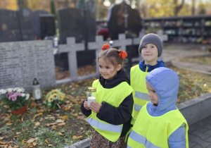 Dzieci trzymają znicz