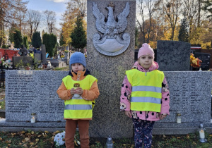 Chłopiec z dziewczynka trzymają znicz