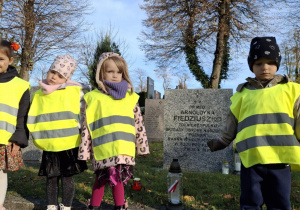 Dzieci przed tablicą żołnierza