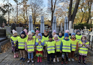 Gruoa dzieci ze zniczem