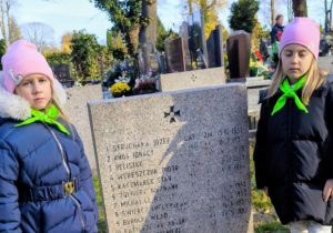 Dzieci przy zbiorowym grobie żołnierzy
