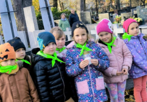 Grupa dzieci ze zniczem