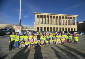 Dzieci pod Teatrem Wielkim w Łodzi