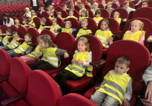 Dzieci siedzą w teatrze