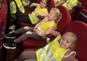 Dzieci czekają na rozpoczęcie przedstawienia