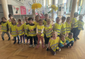 Dzieci z grupy trzeciej w holu