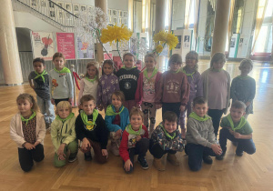 Dzieci z grupy czwartej w holu teatru