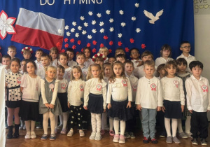 Dzieci na tel flagi biało czerwonej