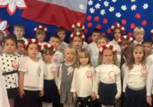 Dzieci na tle dekoracji biało czerwonej