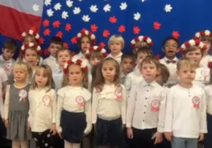 Dzieci ustawione do śpiewania hymnu