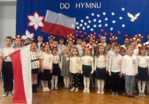 Dzieci w rzędach z pocztem sztandarowym