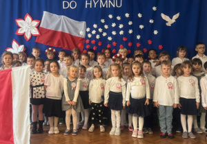 Dzieci śpiewają hymn