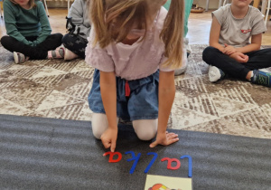 Dziewczynka uklada wyraz lalka