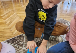 Chłopiec kreśli po sladzie literę l