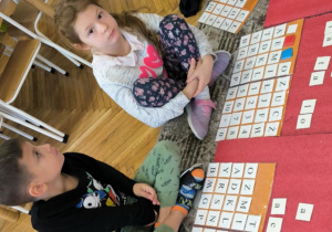 Dzieci przed sobą mają ruchomy alfabet