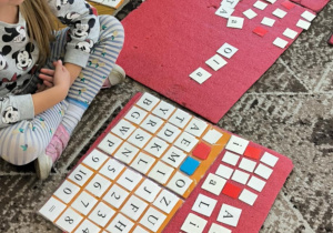 Dzieci ukladają wyrazy z ruchomego alfabetu