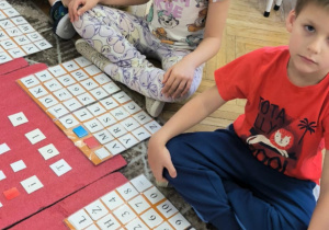 Dzieci z ułozonymi wyrazami z ruchomego alfabetu