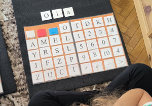 Dziewczynka z ułożonym wyrazem Ola