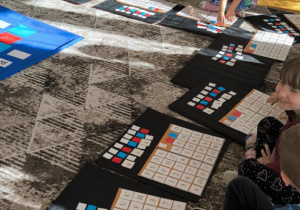 Dzieci układają wyrazy z ruchomego alfabetu