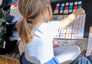 Dziewczynka wyszukuje lirery a