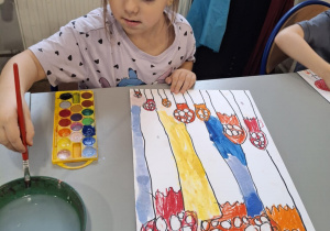 Dziewczynka maluje kolorami muchomory