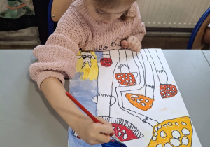 Dziewczynka maluje niebo