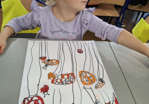 Dziewczynka z namalowanymi czerownymi muchomorami