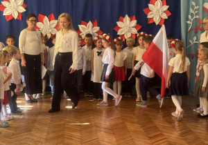 Dzieci idą w Poczcie Sztandarowym