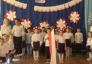 Dzieci stoja na baczność w Poczcie Sztandarwoym