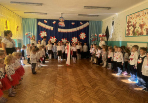 Cala saladzieci stoi na baczność