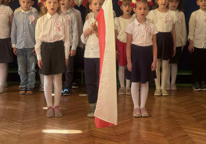 Trójka dzieci w Poczcie Sztandarowym