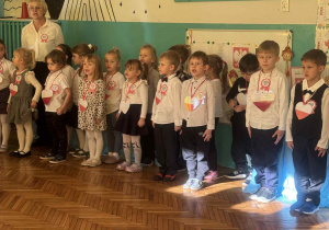 Dzieci z grupy trzeciej stoją na baczność