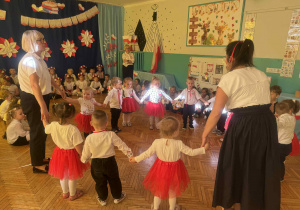 Maluszki ustawione w kole