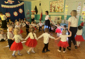 Maluszki idą po kole