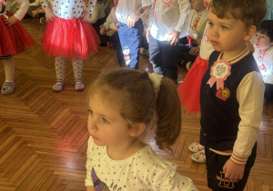 Maluszki kręcą się wokół własnej osi