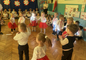 Maluszki tańcza poleczkę