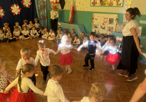 Maluszki biegną po kole