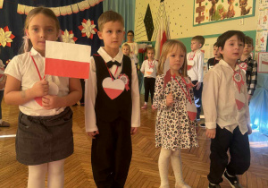 Dzieci mówią wiersz o fladze